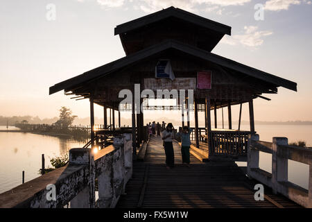 Due ragazze della scuola a piedi attraverso U Bein's Bridge Amapura vicino a Mandalay al sunrise Foto Stock