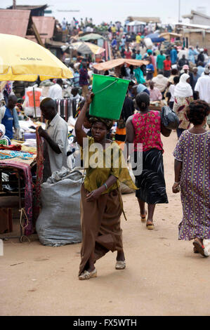 Mercato occupato a Kampala in Uganda, Africa Foto Stock