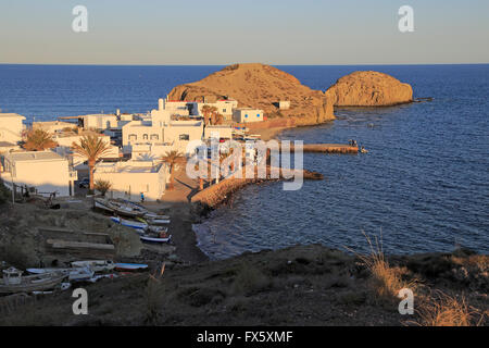 Piccolo villaggio di pescatori di Isleta del Moro, Parco Naturale Cabo de Gata, Almeria, Spagna Foto Stock