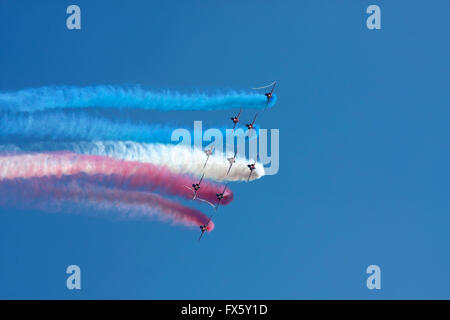 Le frecce rosse aerobatic team per i voli in formazione contro un cielo blu Foto Stock