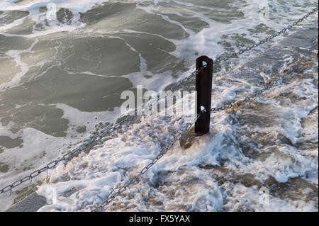 Onde che si infrangono rotondo di metallo post Foto Stock