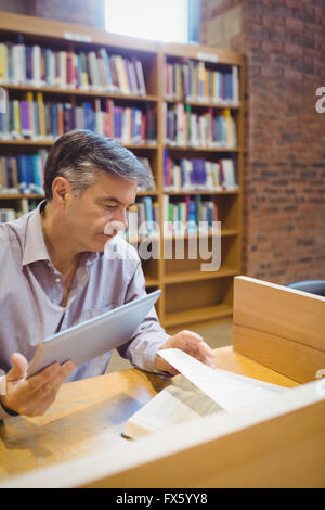 Il Professor azienda digitale compressa e libro di lettura Foto Stock