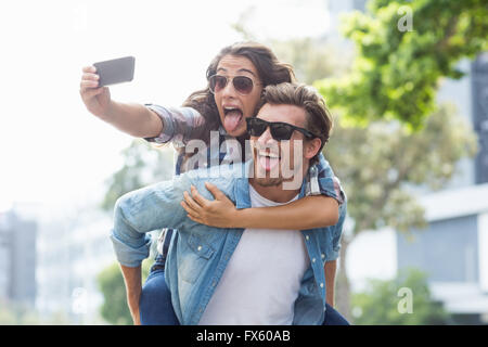 L uomo dando piggyback per donna Foto Stock