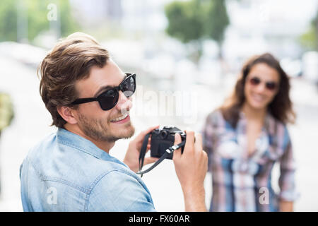 Uomo sorridente in telecamera Foto Stock