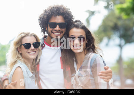 Gli amici che pongono in telecamera Foto Stock