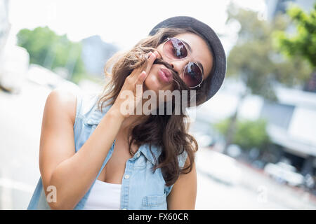 Giovane donna tirando funny faces Foto Stock