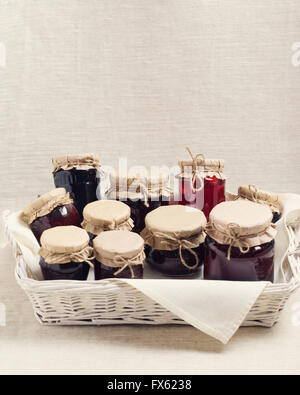 La cucina è casalinga inceppamenti. Marmellata e confettura di frutti e bacche. Messa a fuoco selettiva. Foto Stock