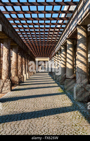 Pergola vicino Centennial Hall a Breslavia - Polonia - UNESCO Monumento Foto Stock