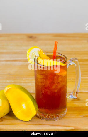 Alcolica tè dolce con frutta simile a una lunga isola tè freddo in un ristorante messicano bar. Foto Stock