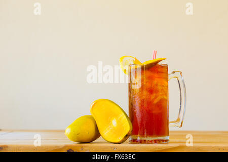 Alcolica tè dolce con frutta simile a una lunga isola tè freddo in un ristorante messicano bar. Foto Stock