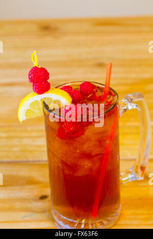 Alcolica tè dolce con frutta simile a una lunga isola tè freddo in un ristorante messicano bar. Foto Stock