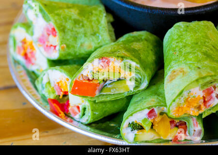 Ristorante Messicano che offre un glutine-libera alternativa per la loro cucina tradizionale con questi piatti vegan veggie vegetarian avvolge. Foto Stock