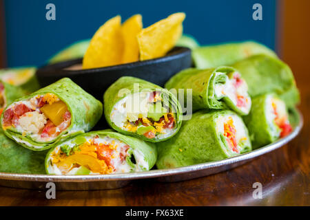 Ristorante Messicano che offre un glutine-libera alternativa per la loro cucina tradizionale con questi piatti vegan veggie vegetarian avvolge. Foto Stock