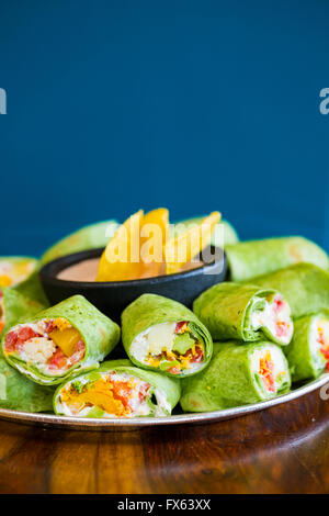 Ristorante Messicano che offre un glutine-libera alternativa per la loro cucina tradizionale con questi piatti vegan veggie vegetarian avvolge. Foto Stock