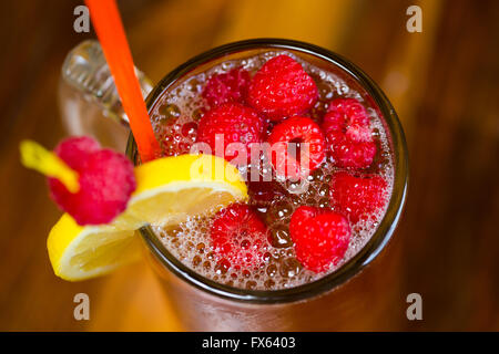 Alcolica tè dolce con frutta simile a una lunga isola tè freddo in un ristorante messicano bar. Foto Stock