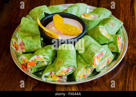 Ristorante Messicano che offre un glutine-libera alternativa per la loro cucina tradizionale con questi piatti vegan veggie vegetarian avvolge. Foto Stock