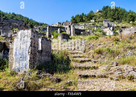 Case vuote a ghost town village Kayakoy rovine vicino a Fethiye in Turchia Foto Stock