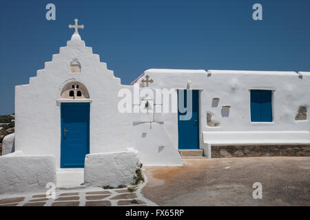 Chiesa tradizionale e cielo blu Foto Stock