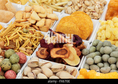 Snack salato parte selezione di cibo in piazza tazze in porcellana. Messa a fuoco selettiva. Foto Stock