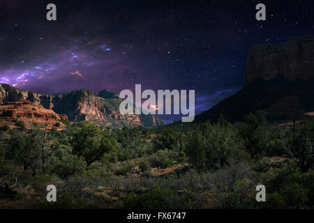 Il paesaggio del deserto e il cielo notturno, Sedona, in Arizona, Stati Uniti Foto Stock