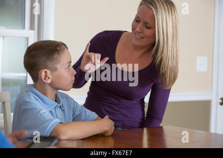 Madre caucasica firma con i sordi figlio Foto Stock