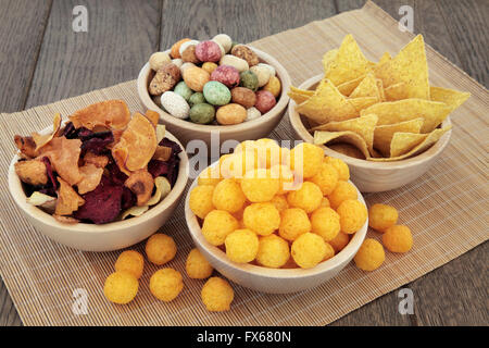 Snack salato parte selezione di cibo in ciotole di legno. Foto Stock