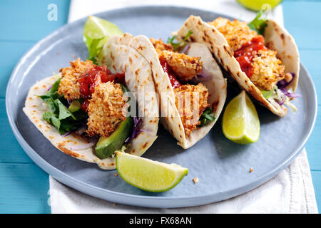 Tacos con carne di pollo nel pangrattato Panko Foto Stock