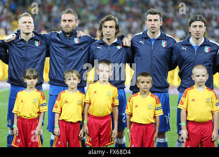 Italia football team di giocatori e non identificato calciatori giovani cantare l'inno nazionale prima di UEFA EURO 2012 partita contro l'Inghilterra Foto Stock