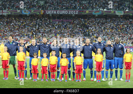 Italia football team di giocatori e non identificato calciatori giovani cantare l'inno nazionale prima di UEFA EURO 2012 partita contro l'Inghilterra Foto Stock