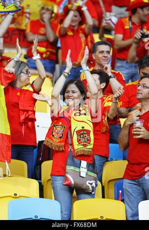 Kiev, Ucraina - 1 Luglio 2012: Spagna nazionale di calcio sostenitori mostrano il loro sostegno durante UEFA EURO 2012 finale di campionato gioco a NSC Olympic Stadium a Kiev, Ucraina Foto Stock