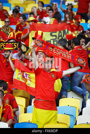 Kiev, Ucraina - 1 Luglio 2012: Spagna nazionale di calcio sostenitori mostrano il loro sostegno durante UEFA EURO 2012 finale di campionato gioco a NSC Olympic Stadium a Kiev, Ucraina Foto Stock