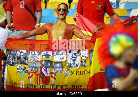 Kiev, Ucraina - 1 Luglio 2012: Spagna nazionale di calcio sostenitori mostrano il loro sostegno durante UEFA EURO 2012 finale di campionato gioco a NSC Olympic Stadium a Kiev, Ucraina Foto Stock