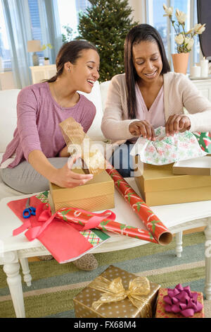 Madre e figlia di incarto regali di Natale Foto Stock