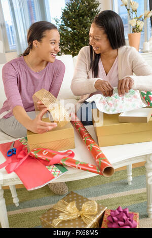 Madre e figlia di incarto regali di Natale Foto Stock