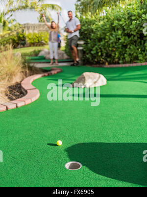 Coppia caucasica giocando a golf in miniatura Foto Stock