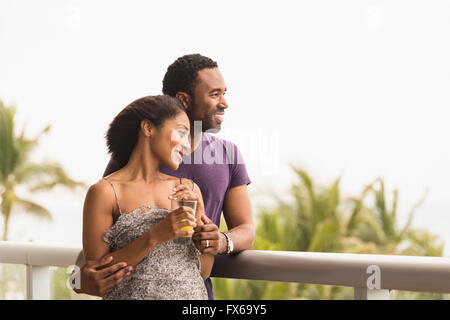 Giovane ammirando vista panoramica dal balcone Foto Stock