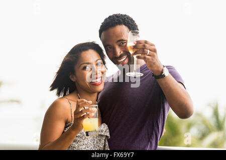 Paio di bere un cocktail all'aperto Foto Stock