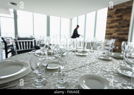 Impostazione tabella nel ristorante vuoto Foto Stock