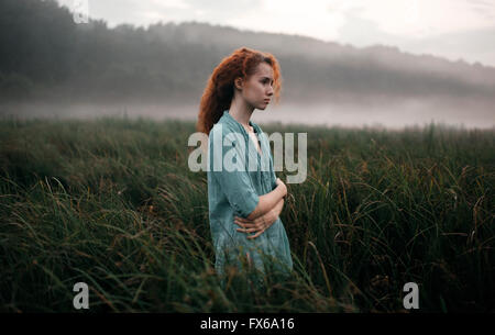 Caucasian woman standing in campo rurale Foto Stock