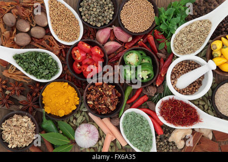 Grandi di erbe e di selezione delle spezie in porcellana cucchiai e ciotole con mortaio e pestello. Foto Stock