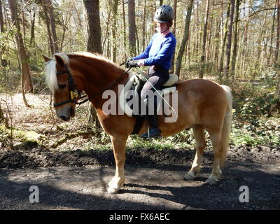 Ragazza con il suo cavallo in legno Foto Stock
