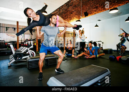 Giovane che lavora fuori in palestra Foto Stock