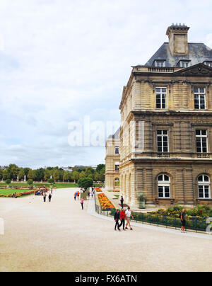 Le persone sono a piedi nella parte anteriore del Palazzo del Lussemburgo nel Jardin du Luxembourg a Parigi Foto Stock