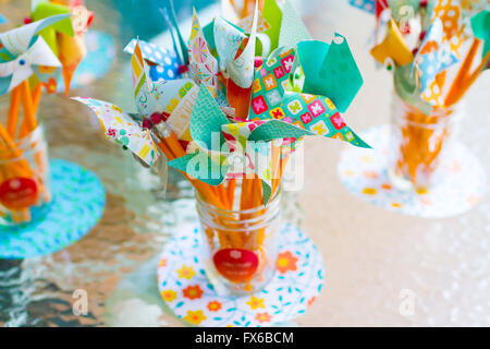 Pinwheels in un vaso ad un ricevimento di nozze realizzata in tessuto colorato e della carta. Foto Stock