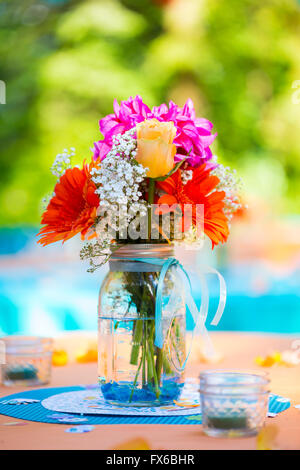 Fiori compongono questo ricevimento di nozze centrotavola tabella. Foto Stock