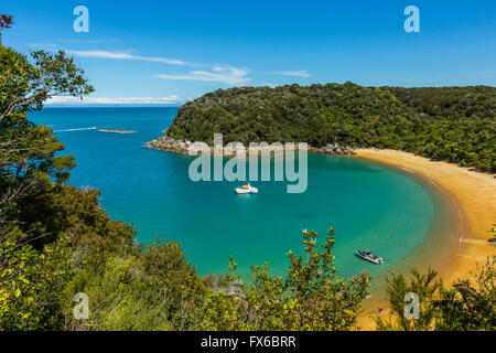 Angolo di alta vista delle barche in remote Beach Cove Foto Stock
