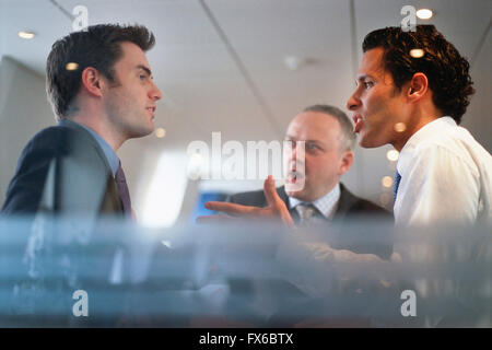 Imprenditori caucasica sostenendo in office Foto Stock