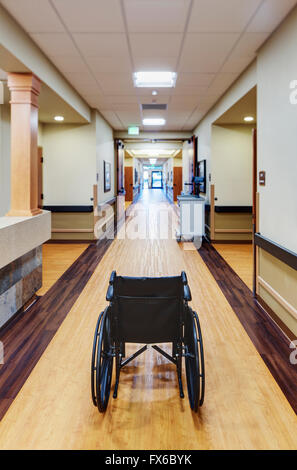 Svuotare la sedia a rotelle in assisted living facility Foto Stock