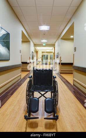 Svuotare la sedia a rotelle in assisted living facility Foto Stock