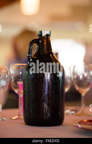 Growler piena di birra artigianale ad un ricevimento di nozze. Foto Stock